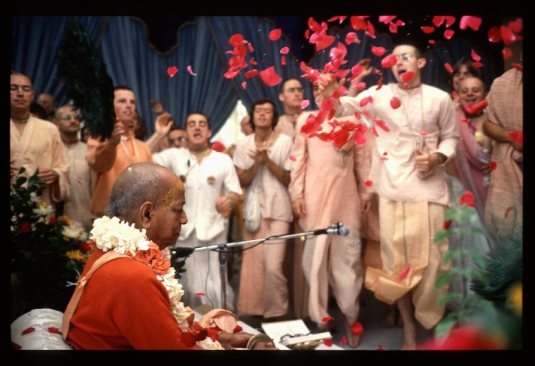 Srila Prabhupada showered with flowers
