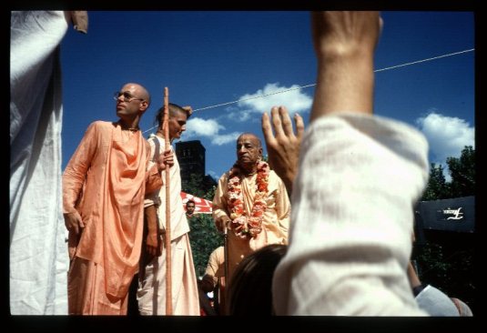 vyasasan_and_Srila_Prabhupada1