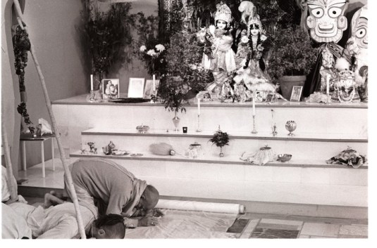 Prabhupada-bowing-to-Radha-Vrindaban-Chandra